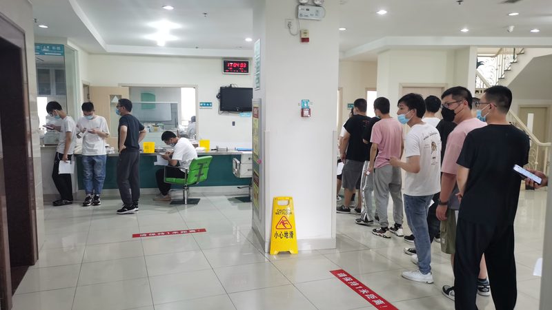 在了解体检不合格原因后，公务员应及时寻求专业医生的帮助。以下是一些建议：